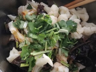 13、凉拌菜花,洒上香菜碎。