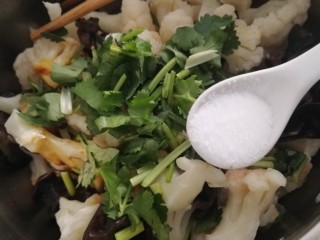 14、凉拌菜花,加糖提鲜和盐增味。