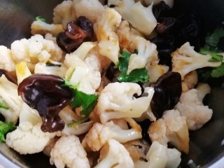 15、凉拌菜花,拌匀即可。