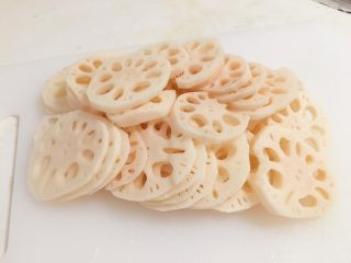 2、麻辣藕片,将莲藕切片，厚度约3-4毫米