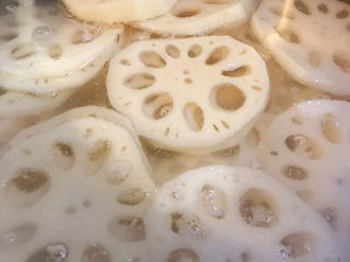 4、麻辣藕片,烧一锅水，将藕片放入沸水中煮至断生即可，约3分钟