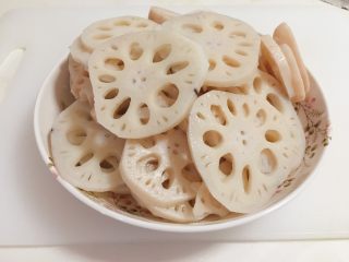 6、麻辣藕片,捞出备用