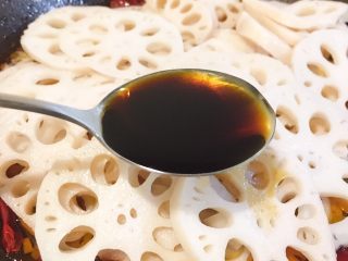 12、麻辣藕片,倒入藕片，加2匙生抽和少许盐