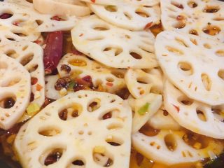 13、麻辣藕片,搅拌均匀后，转大火烧开并收汁