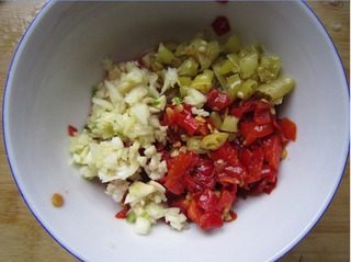 5、剁椒鲫鱼,将蒜、姜、剁成末，和两种剁椒放在小碗内。