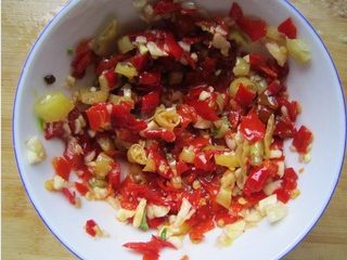 6、剁椒鲫鱼,加入适量的蒸鱼豉油混合均匀。