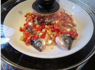 8、剁椒鲫鱼,开水上锅.