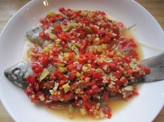 9、剁椒鲫鱼,蒸10分钟。