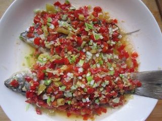 10、剁椒鲫鱼,最后撒上葱花，淋上少许热油即可。