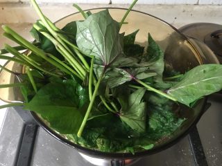 3、凉拌红薯叶,大火烧一锅沸水，将红薯叶倒入锅中煮熟。