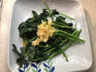 7、凉拌红薯叶,加入蒜姜泥。