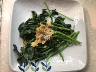 9、凉拌红薯叶, 撒上白糖。