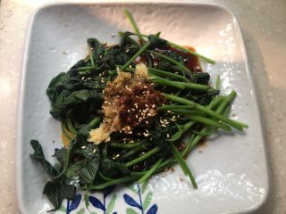 11、凉拌红薯叶,加入醋和生抽。