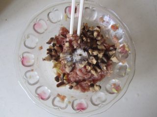 2、客家酿豆腐,加入香菇末，顺着同一方向搅拌均匀；