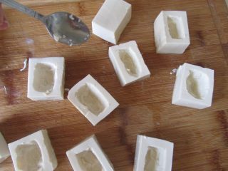 3、客家酿豆腐,豆腐切成大小合适的块， 用勺在中间挖个小洞；