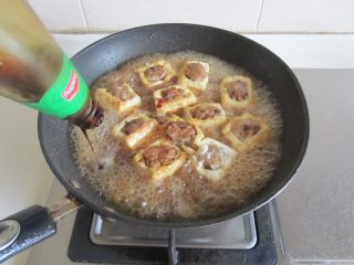 9、客家酿豆腐,放入高汤，再加入适量的生抽和蚝油，