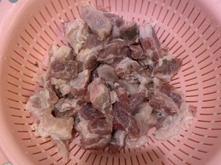 1、蒜香排骨,排骨洗干净，沥干水
