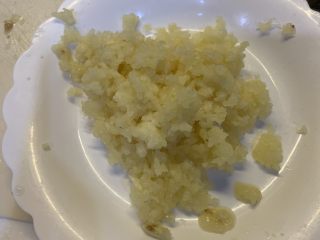 2、蒜香排骨,准备好10颗蒜末