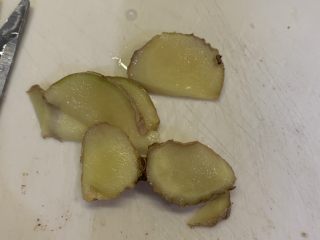 3、蒜香排骨,姜切片