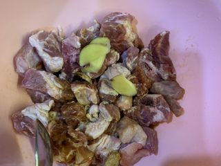 4、蒜香排骨,2勺生抽、1勺老抽、2勺料酒，5片姜，搅拌均匀，腌制30分钟