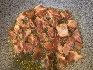 5、蒜香排骨,冷锅热油，油热后放入排骨