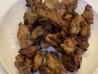 6、蒜香排骨,炸至两面金黄捞起