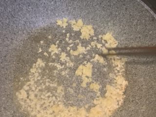 7、蒜香排骨,再放入适量的油，放入蒜末、翻炒出味道