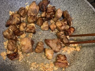 8、蒜香排骨,放入排骨，翻炒均匀