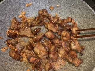 9、蒜香排骨,放入半勺盐，1勺糖，适量鸡精、适量蚝油翻炒均匀