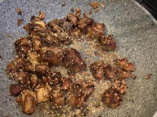 10、蒜香排骨,放入芝麻翻炒均匀，出锅