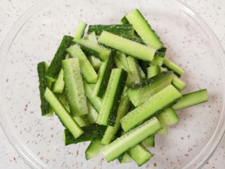 3、酸辣黄瓜条,将黄瓜条放入盆里，撒上一点盐搅拌均匀，腌制一下。