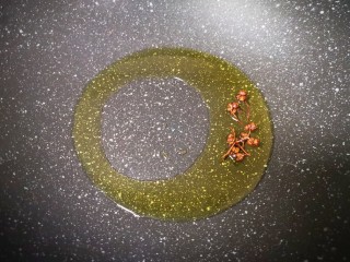 6、酸辣黄瓜条,炒锅内倒入食用油烧至微微冒烟，下入花椒粒炸香，捞出不要。