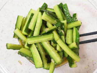 8、酸辣黄瓜条,根据自己的口味放香醋、鲜贝露调味汁、盐、糖和鸡精搅拌均匀。