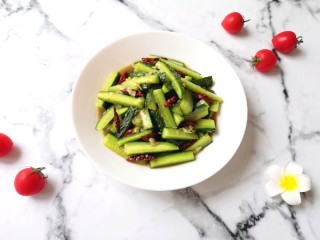 9、酸辣黄瓜条,装盘。