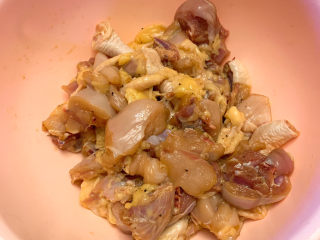 1、芋头烧鸡,半只鸡洗干净后，放入2勺料酒，2勺生抽，少许黑胡椒粉，搅拌均匀，放入冰箱腌制30分钟以上