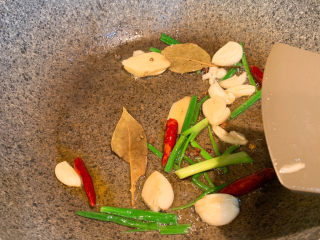 7、芋头烧鸡,冷锅热油，小火放入香叶，蒜片，葱段，干辣椒，姜片，翻炒出味