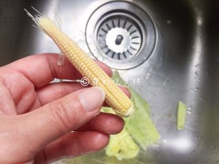 4、清爽的玉米笋拌腐竹,玉米笋剥去外壳，底部的根蒂很长的话也要削去。