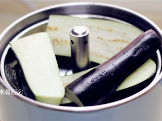 4、蒜泥手撕茄子,把茄子放入蒸锅，大火蒸10分钟后，取出晾凉。