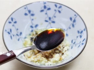 9、蒜泥手撕茄子,倒入3勺生抽。