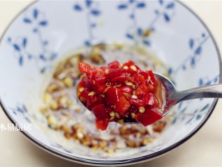 10、蒜泥手撕茄子,倒入1勺剁辣椒酱。