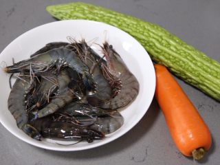1、苦瓜炒虾仁,材料准备好