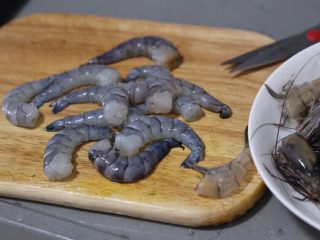 2、苦瓜炒虾仁,鲜虾去头，剥去外壳
