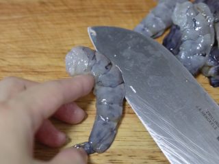 3、苦瓜炒虾仁,从后背划开