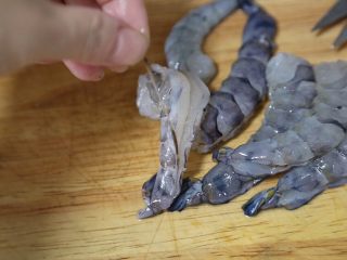 4、苦瓜炒虾仁,挑出虾线