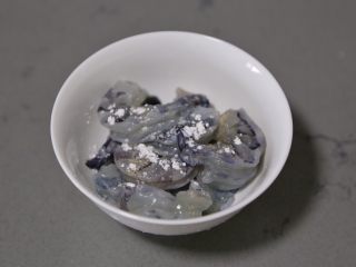 5、苦瓜炒虾仁,用少许盐、胡椒粉、料酒、淀粉抓匀腌制一会