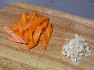 6、苦瓜炒虾仁,胡萝卜切小片，蒜切碎末