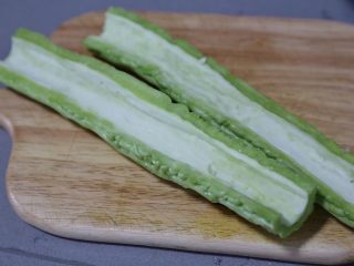 7、苦瓜炒虾仁,苦瓜剖开，去白色囊