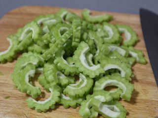 8、苦瓜炒虾仁,再切成小段