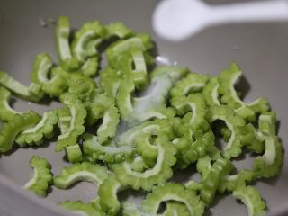 9、苦瓜炒虾仁,撒入一些盐