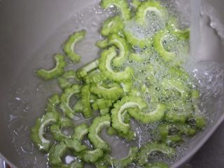 11、苦瓜炒虾仁,腌出水后再用清水冲洗干净